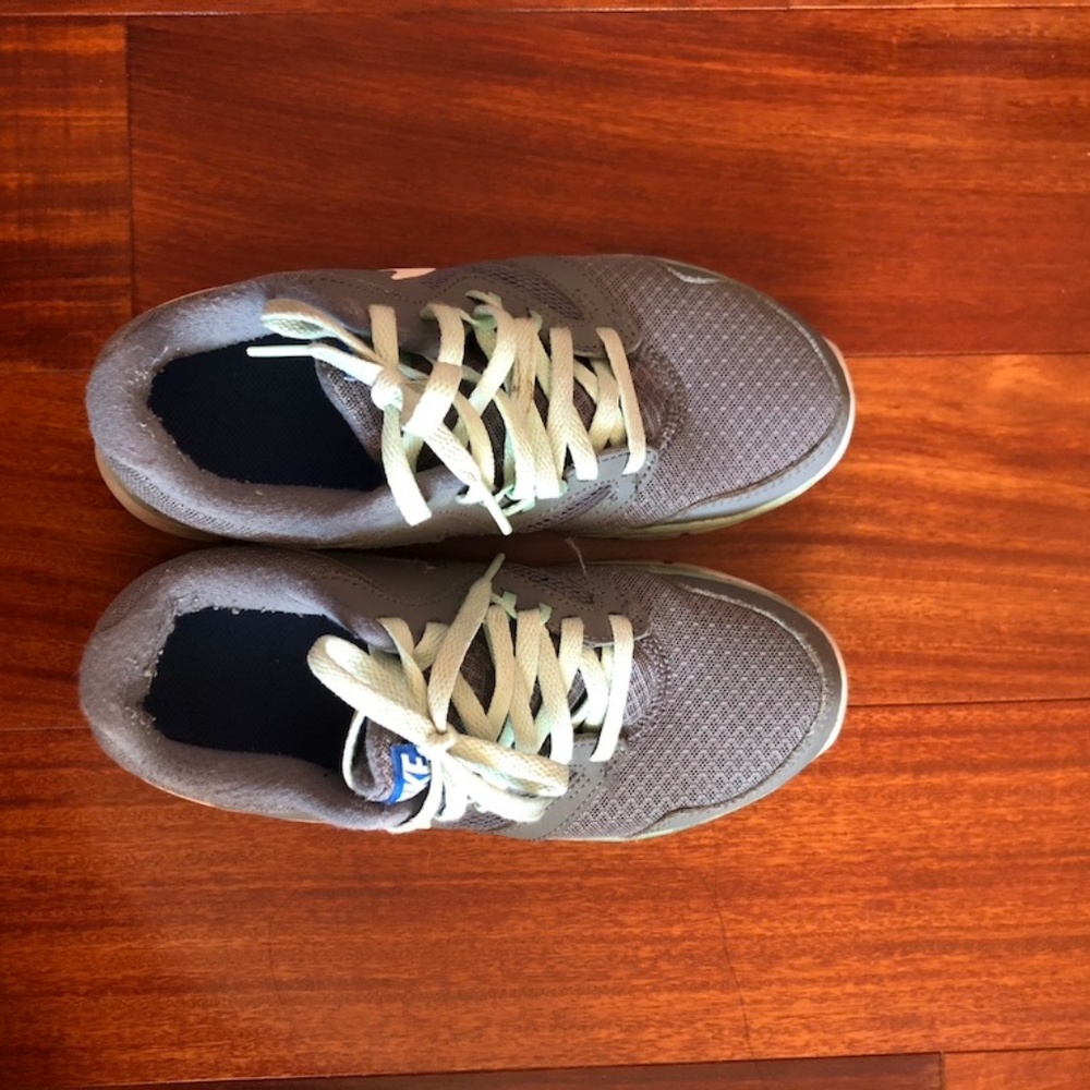 NIKE - Mint and grey walking shoes (Size 5.5) - Picture 2 of 5